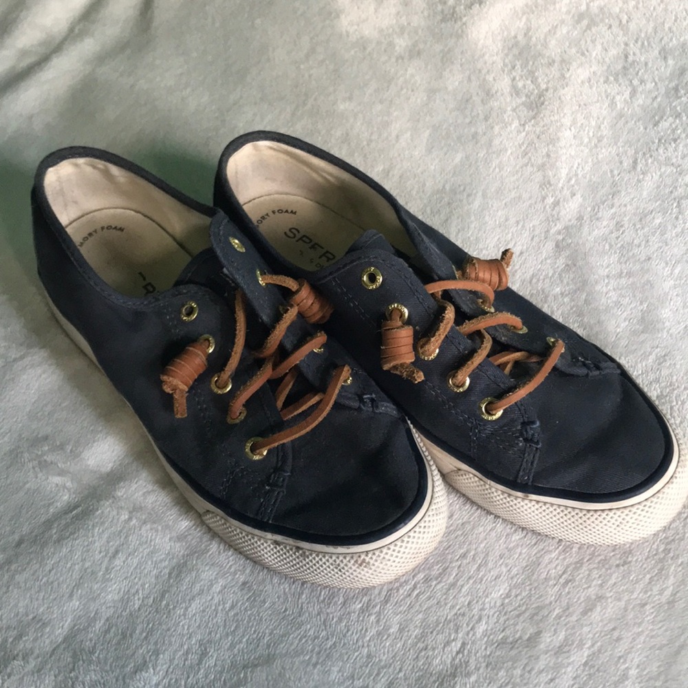 NAVY BLUE SPERRY’S